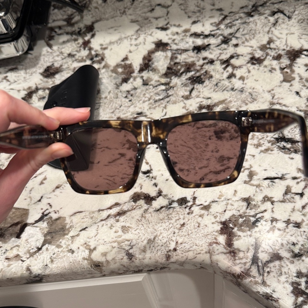 Diff Eyewear Easton Tortoise Frame Sunglasses Wit… - image 6